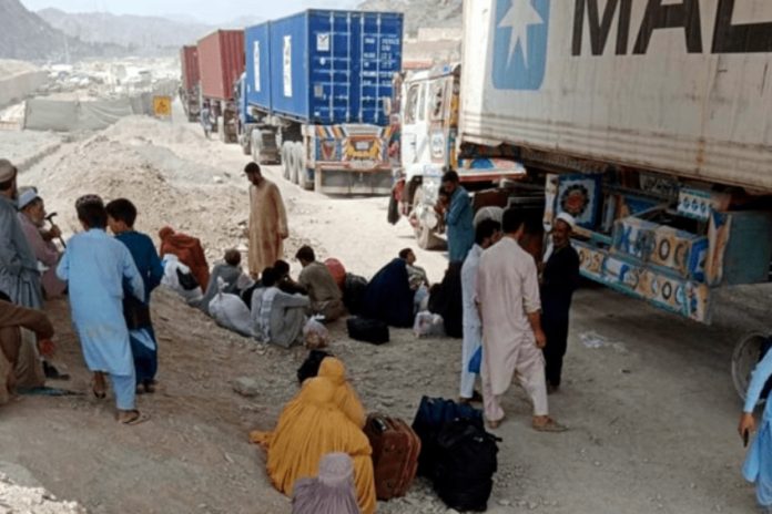 Afghan returns resume at Torkham border after nearly month