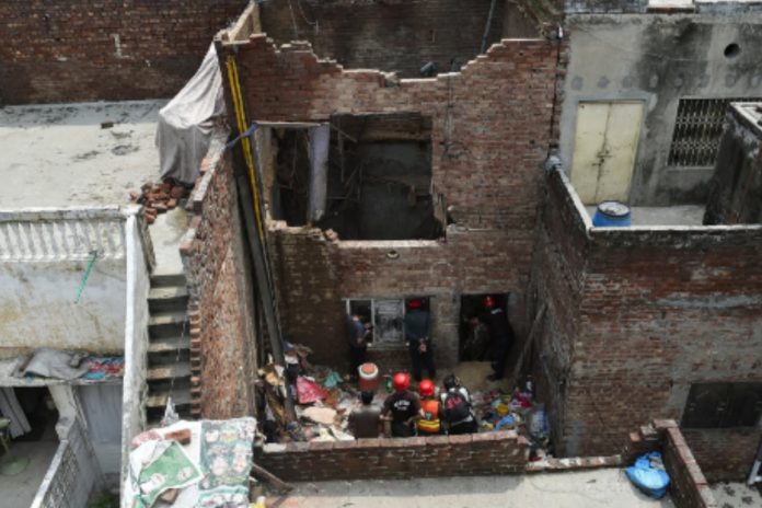 Deadly building collapse in Lahore leaves 10 dead