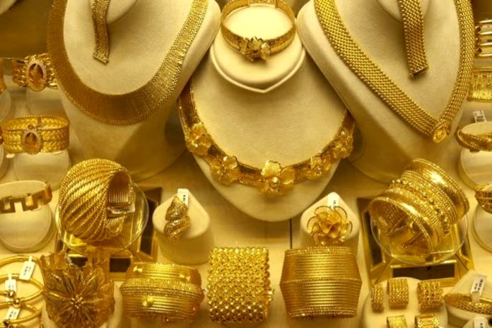 Gold prices see slight decline in Pakistan